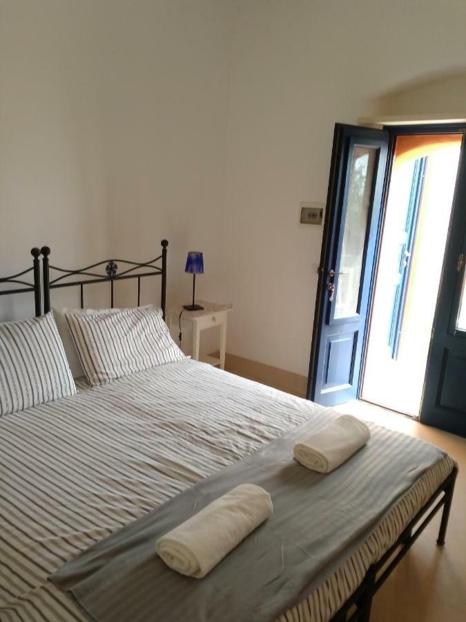 Alicudi Giardino Dei Carrubi- Al Gradino 365 Bed & Breakfast Ngoại thất bức ảnh