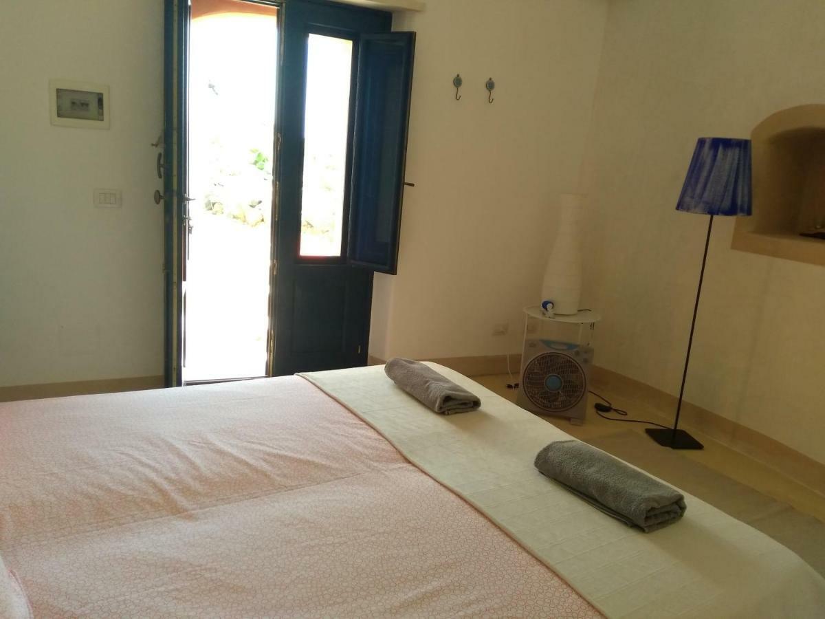 Alicudi Giardino Dei Carrubi- Al Gradino 365 Bed & Breakfast Ngoại thất bức ảnh