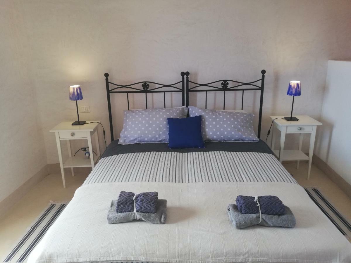 Alicudi Giardino Dei Carrubi- Al Gradino 365 Bed & Breakfast Phòng bức ảnh