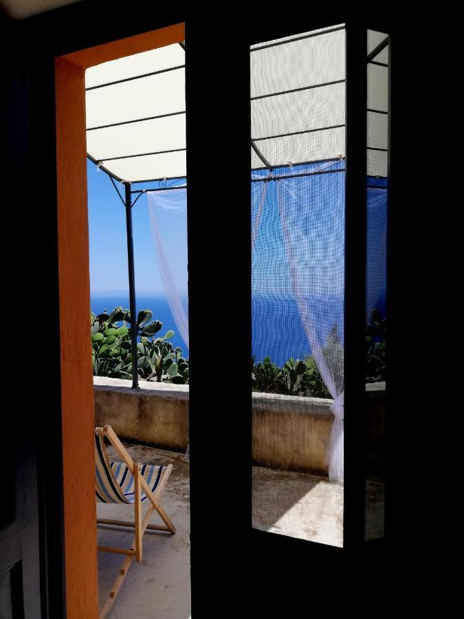 Alicudi Giardino Dei Carrubi- Al Gradino 365 Bed & Breakfast Ngoại thất bức ảnh